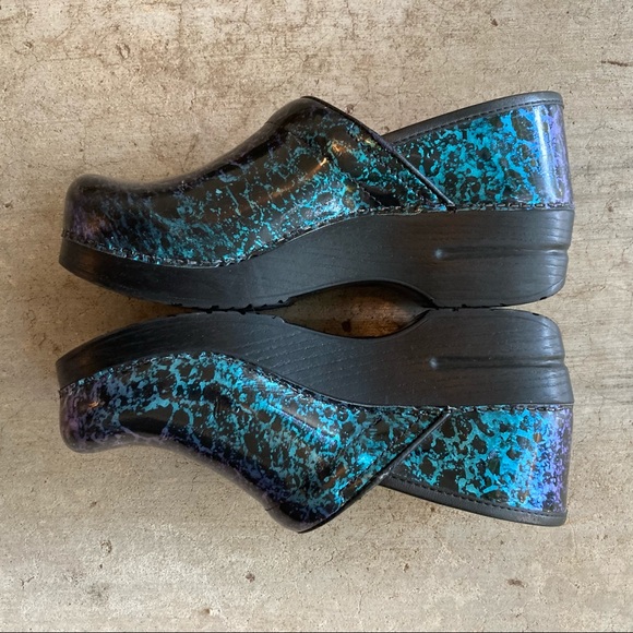 Dansko | Pewter Leopard Patent Professional Clogs - Picture 5 of 11